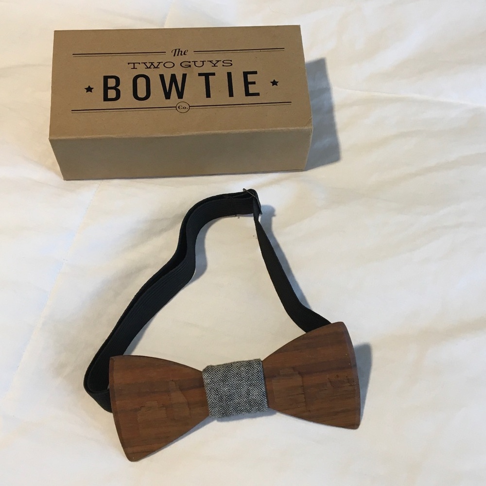Men's Wooden Bow Tie in Brown with Gray Center